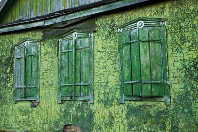 Obdrapany dom na rosyjskiej wsi