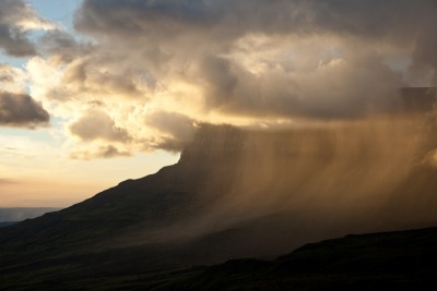 Auyan Tepui - chmura oparta o skałę
