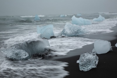 Bryły lodu wyrzucone na plażę przy jeziorze Jokulsarlon - Islandia